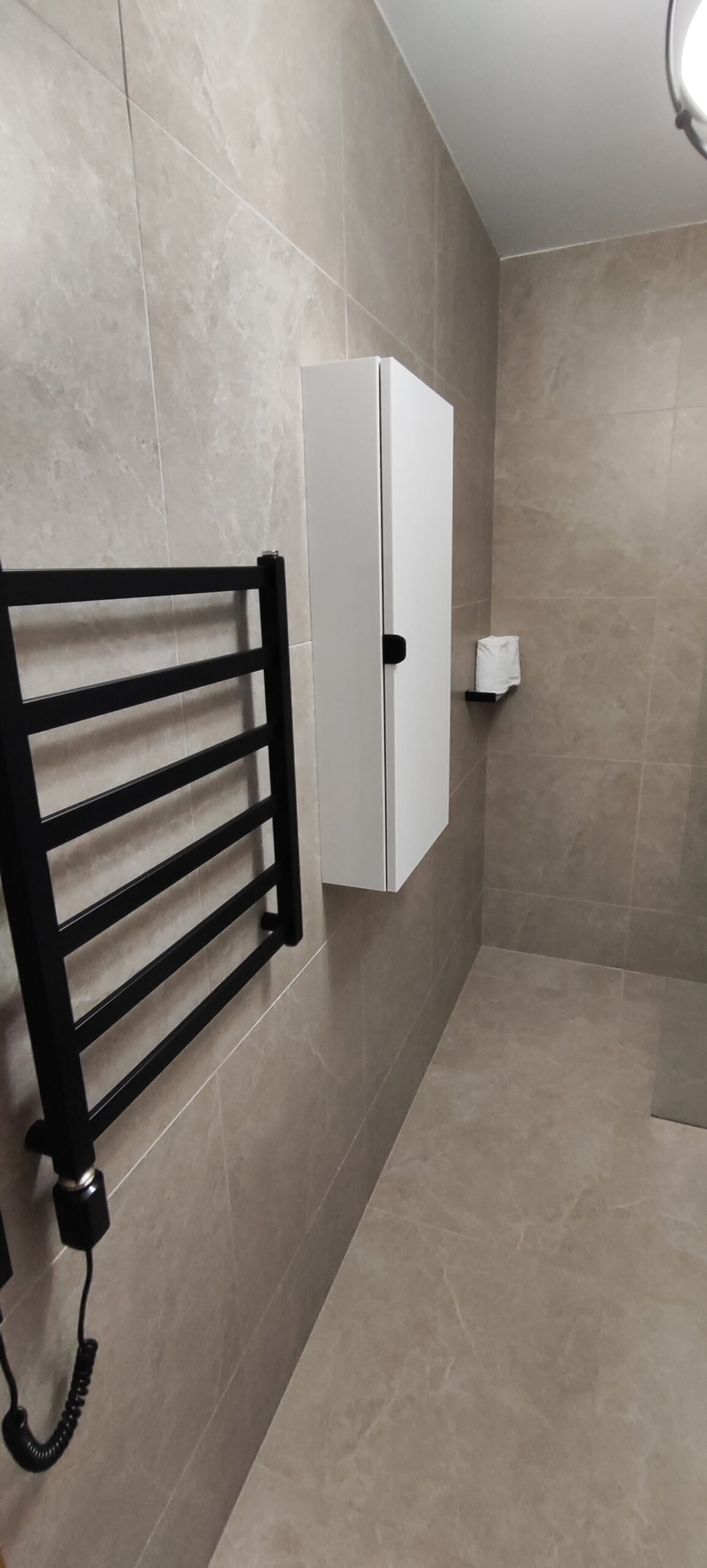 lazienka od drzwi grzejnik 20 v